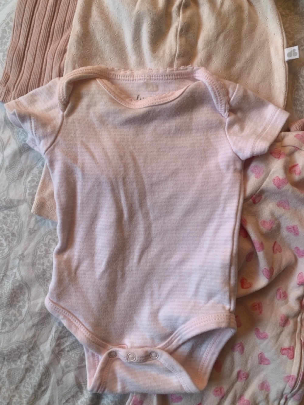 Bundle of Baby Girl 0-3 months - pants, onesie, sleepers - EUC 6 pieces - Picture 10 of 14